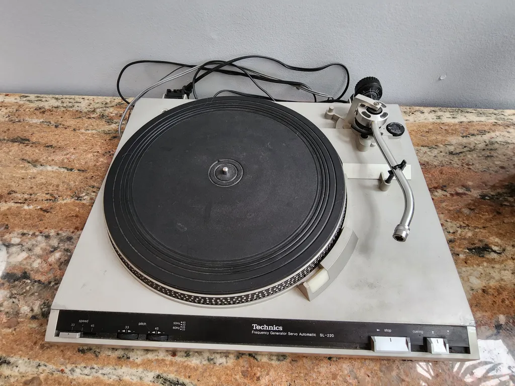 Technics SL-220 Turntable. photo 1