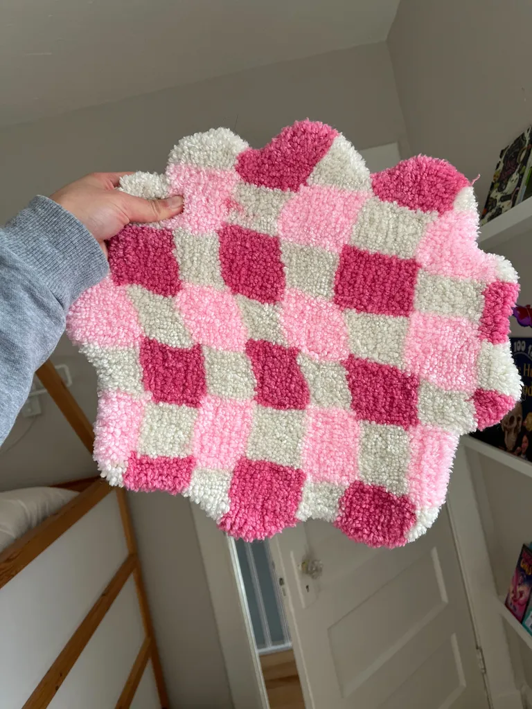 Small rug - pink checker photo 1