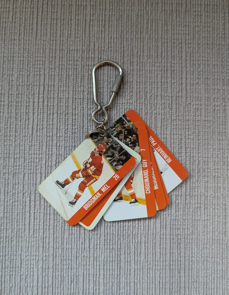 Vintage 1982 Souhaits Personnalises Hockey Keychain photo 1