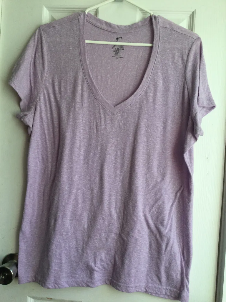 Light purple xl v- neck tshirt photo 1