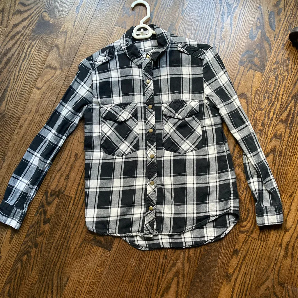 Forever 21 plan white and black shirt Size Small photo 1