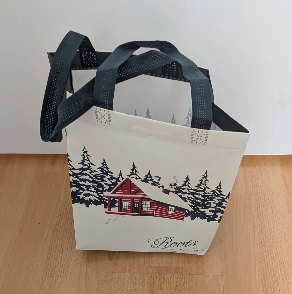 Brand New Roots Cabin Print Tote Bag photo 1