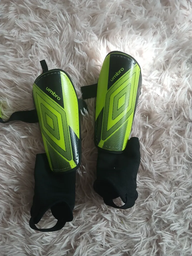 Umbro kids shin pads size small photo 1