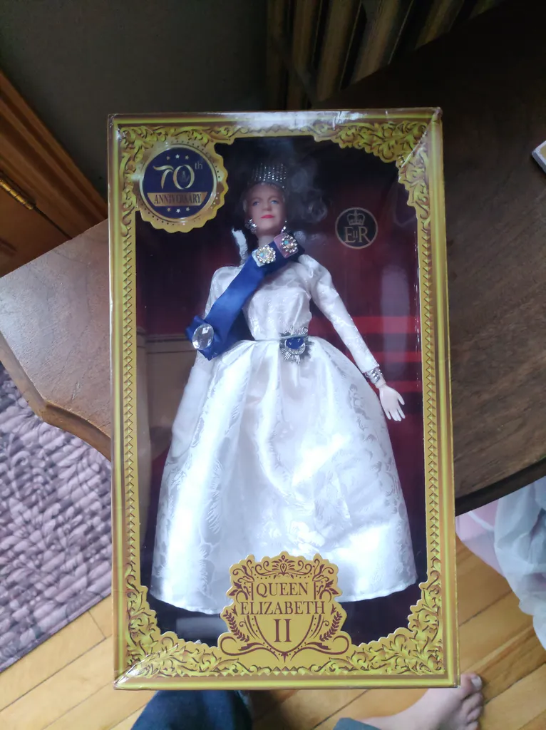 Elizabeth II doll photo 1