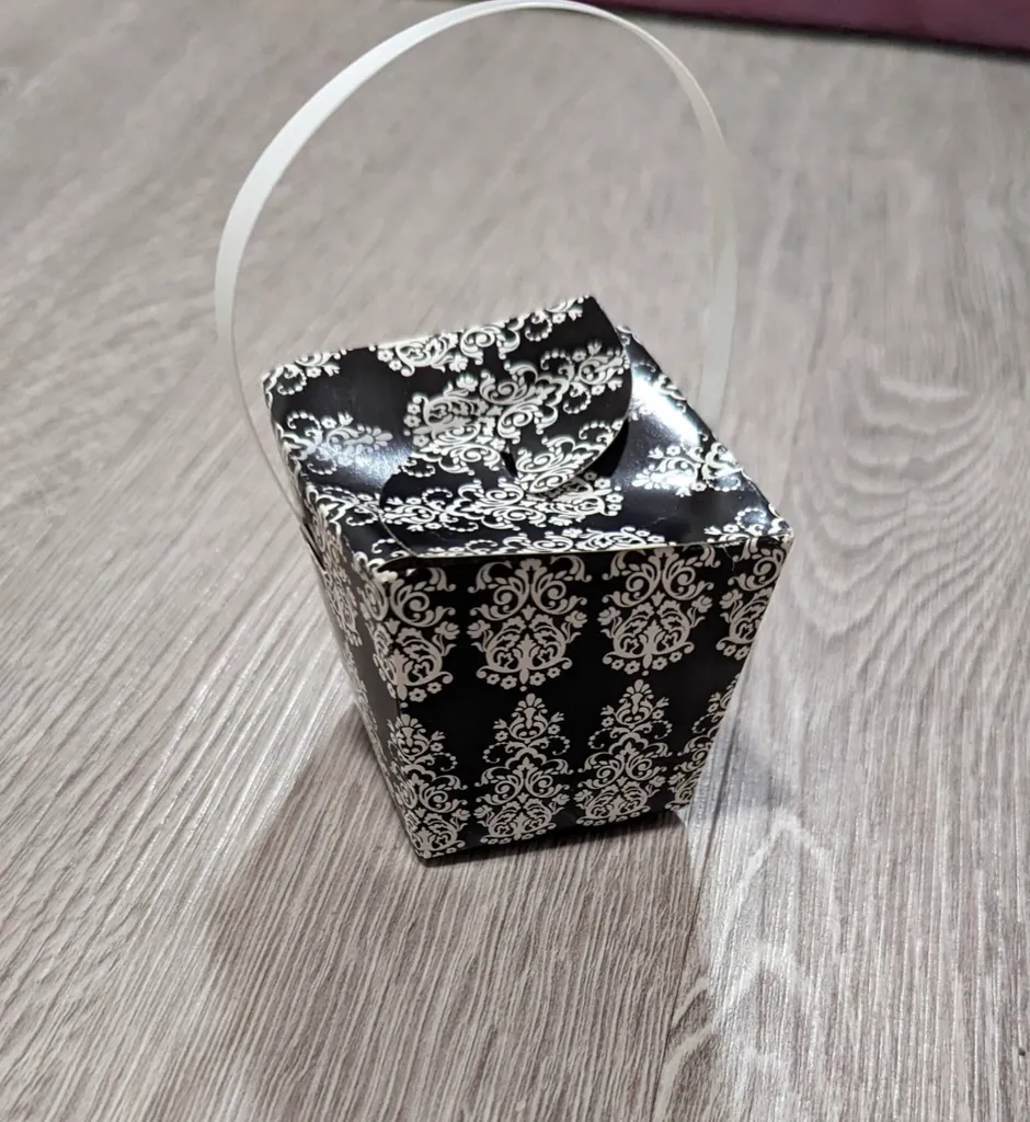 Small Gift Box with Handle photo 1