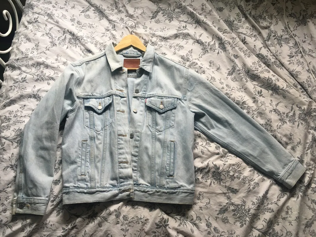 Levi’s Women’s Jean Jacket Medium photo 1