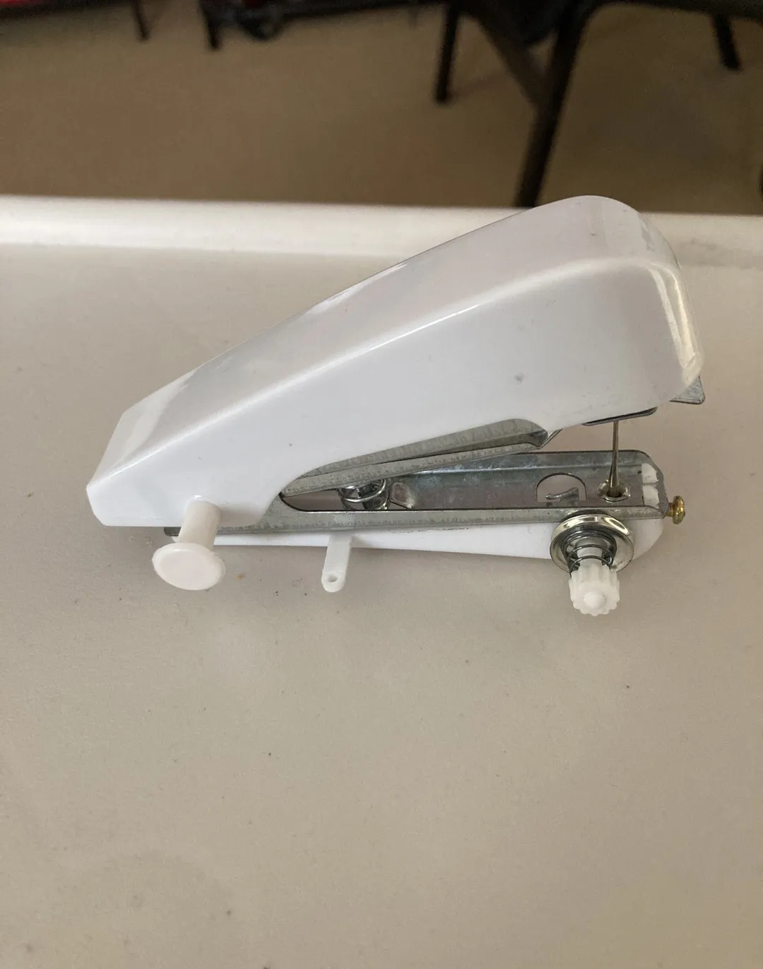 Handheld sewing machine photo 1