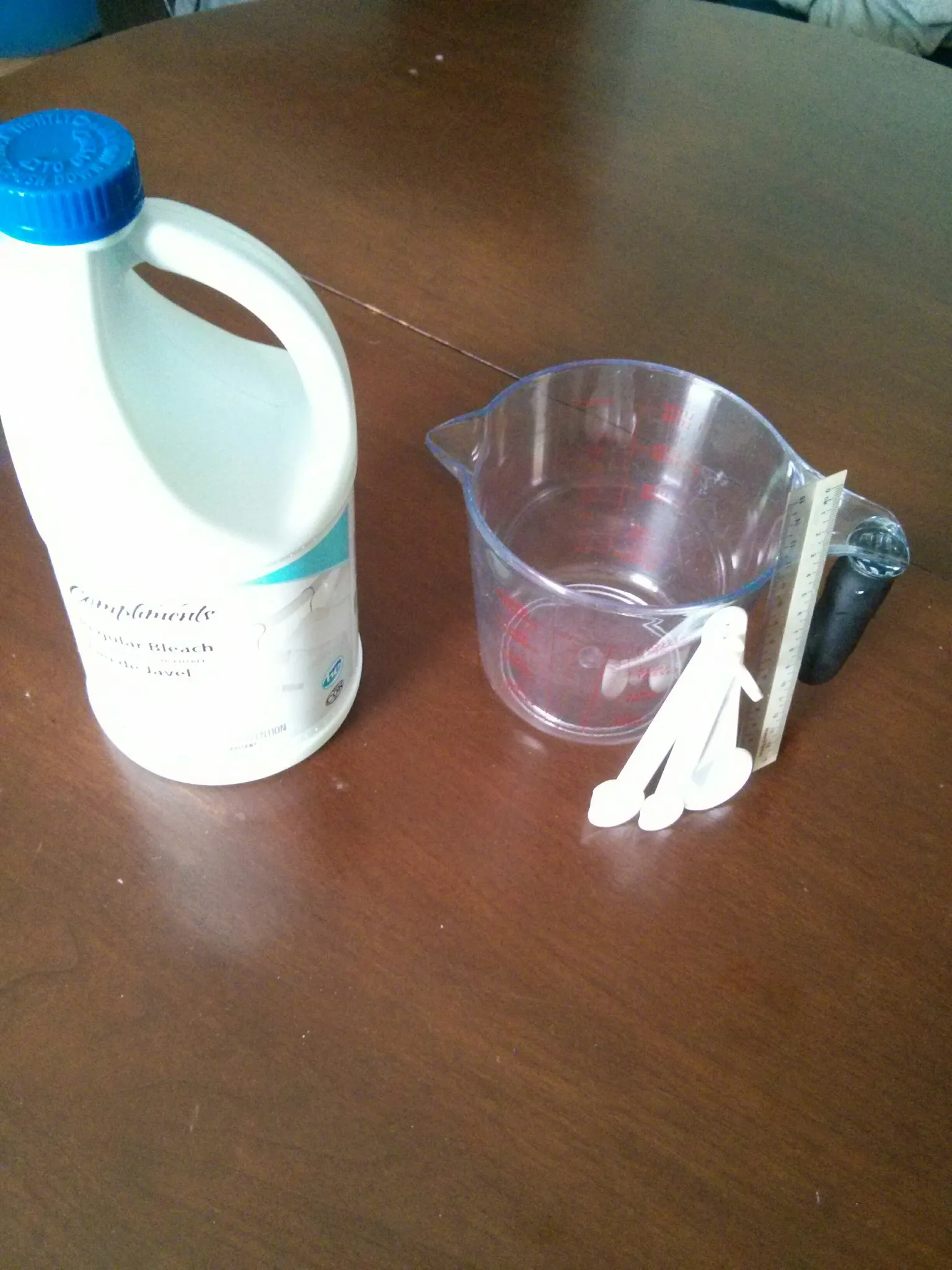 Half Gallon of Bleach + Measuring Cup/Spoons + Ruler photo 1