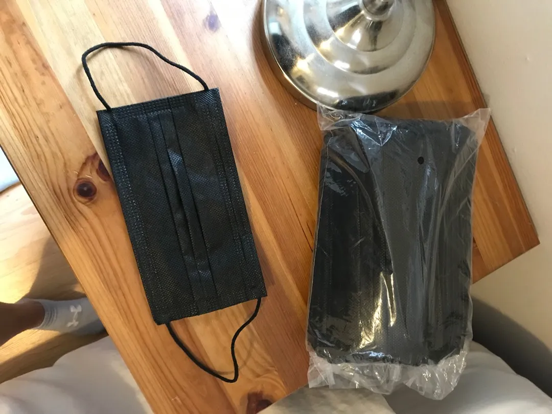 black disposable masks photo 1