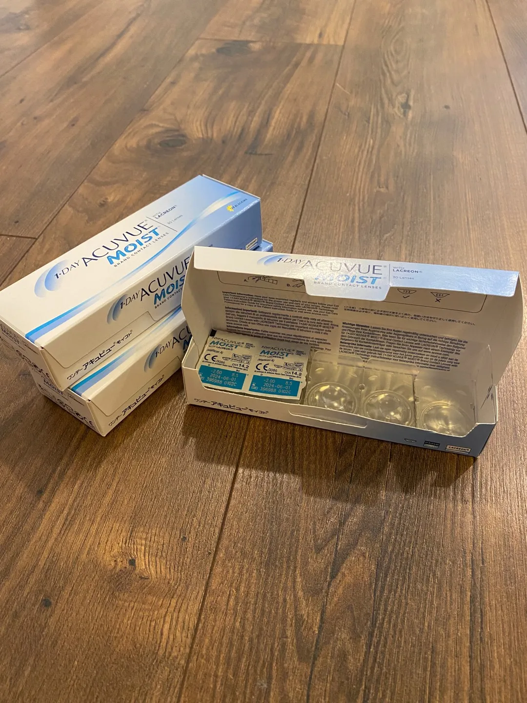 67 Count 2.00 1-Day Acuvue Moist Contact Lenses photo 1