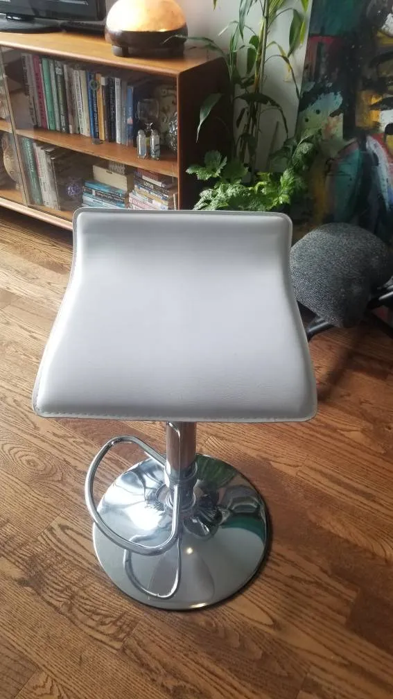 2 Bar Stools photo 1