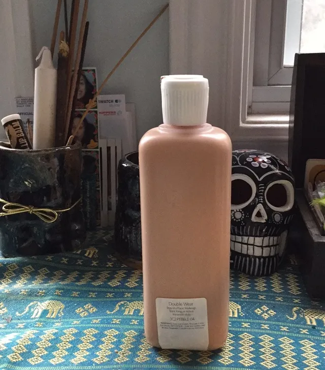 Giant Tub Of Este Lauder Liquid Concealer photo 1