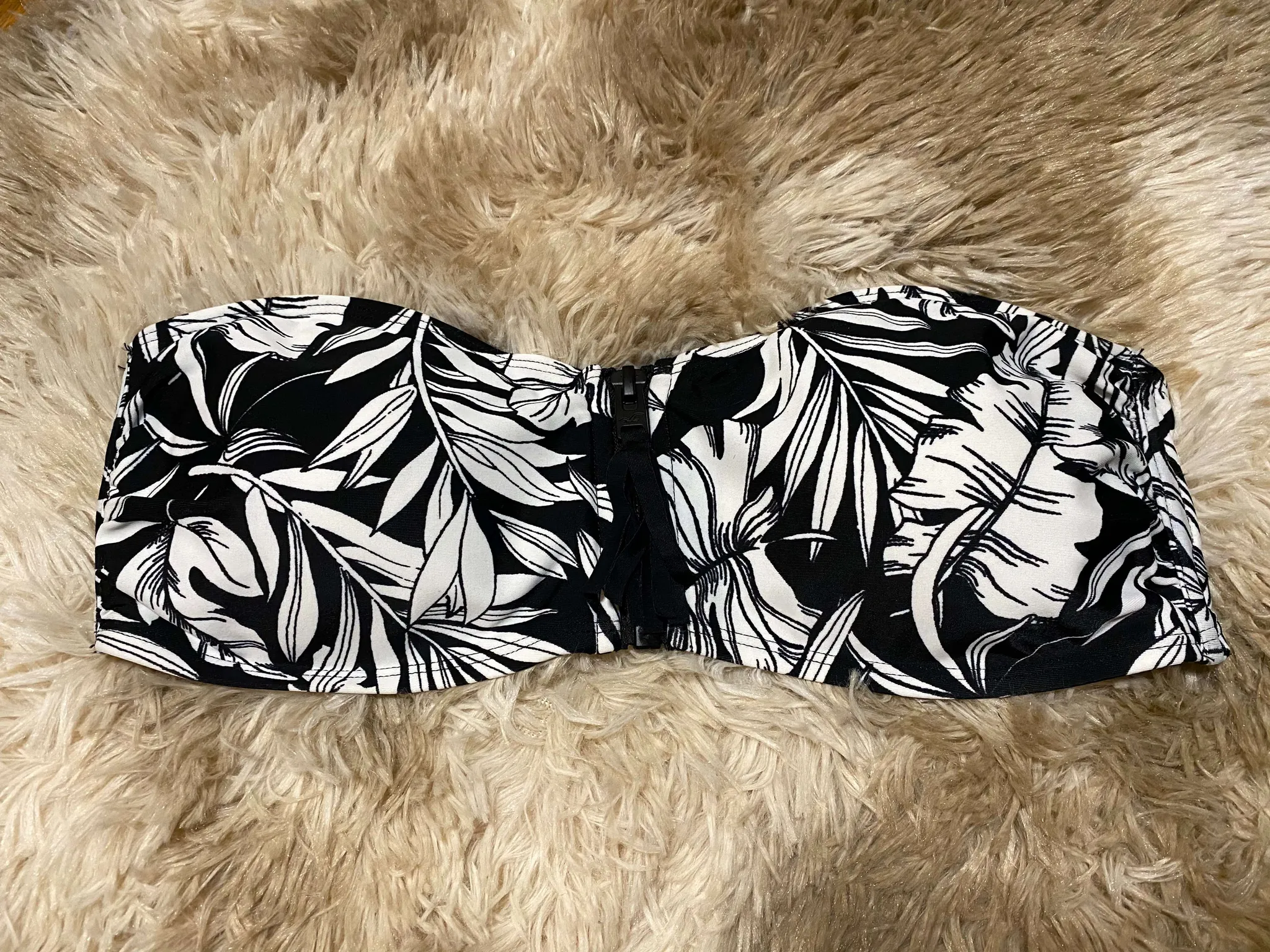Hollister White Tropical Bikini Top (size M) photo 1