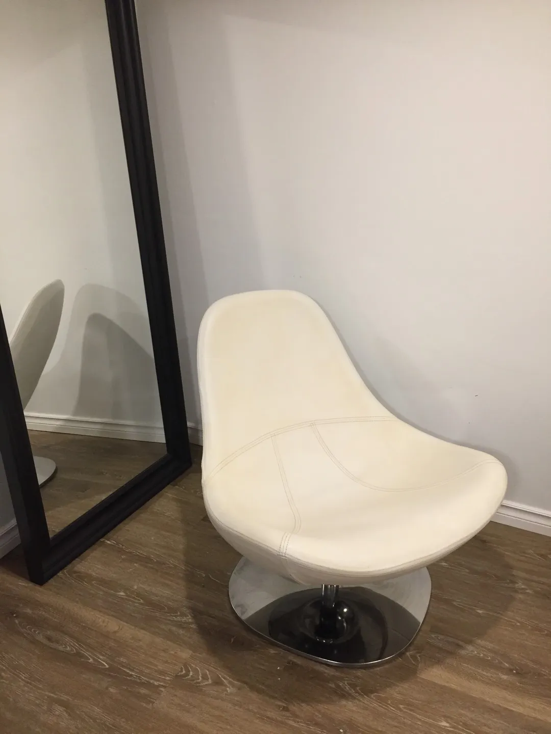 White Leather Chair photo 1