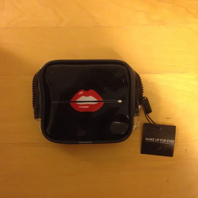 Small Make up For Ever make up bag photo 1