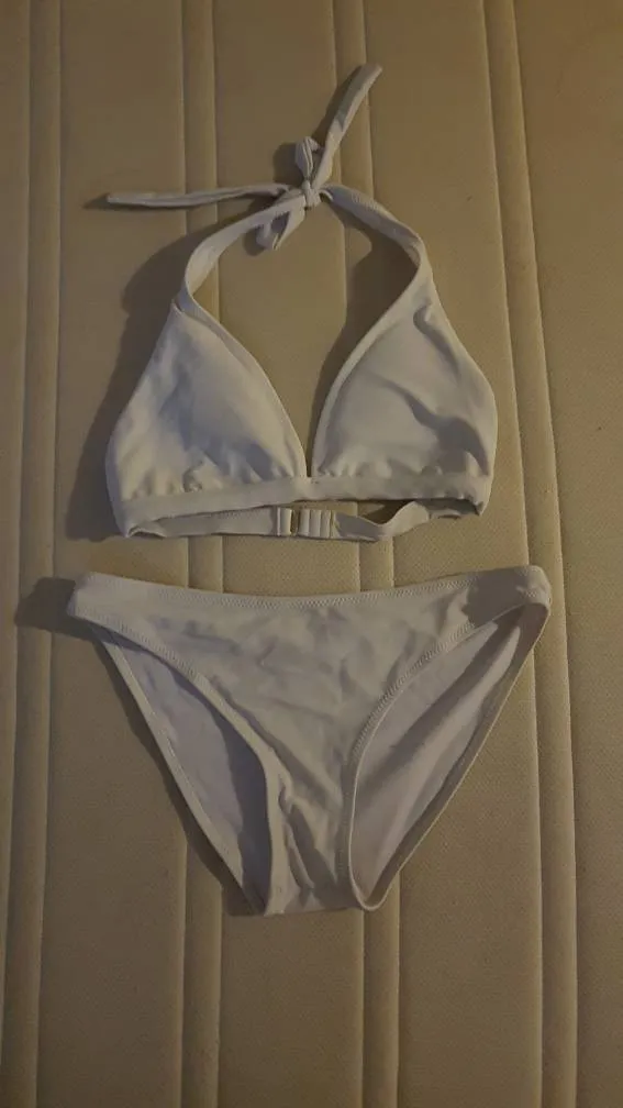 Simons white swimsuit photo 1