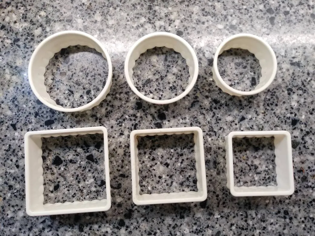 6 Plastic Cookie / Pastry Cutters photo 1