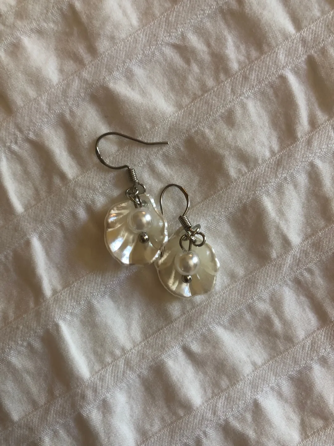 clamshell & pearl earrings photo 1