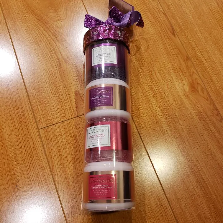 🍎 BNIB Gift Set - 2x body scrub and 2x body cream photo 1