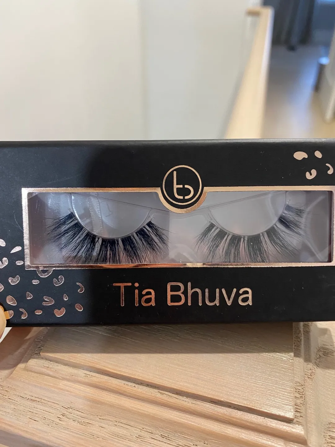 False Eyelashes photo 1