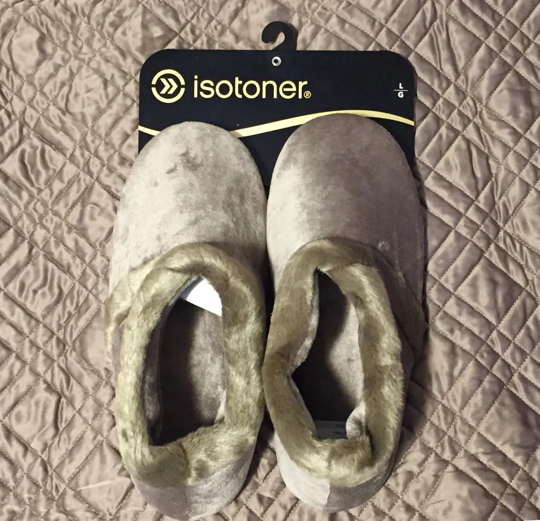 Isotoner Slippers Women’s 8/9 photo 1