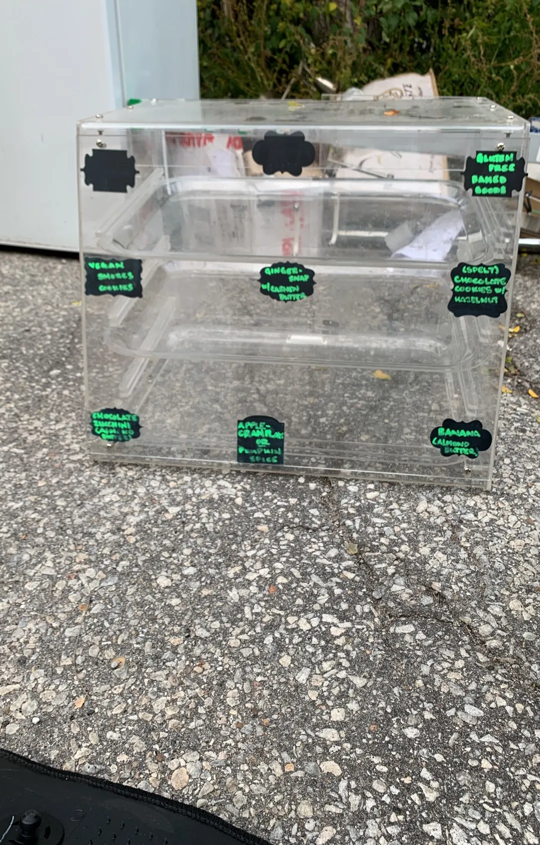 Bakery display case with mini chalkboards photo 1