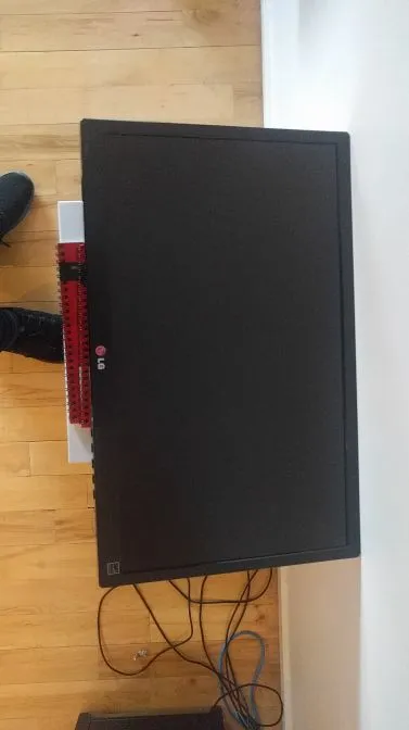 LG 21.5" Monitor photo 1