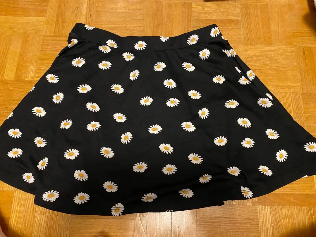 Skirt With Daisies photo 1