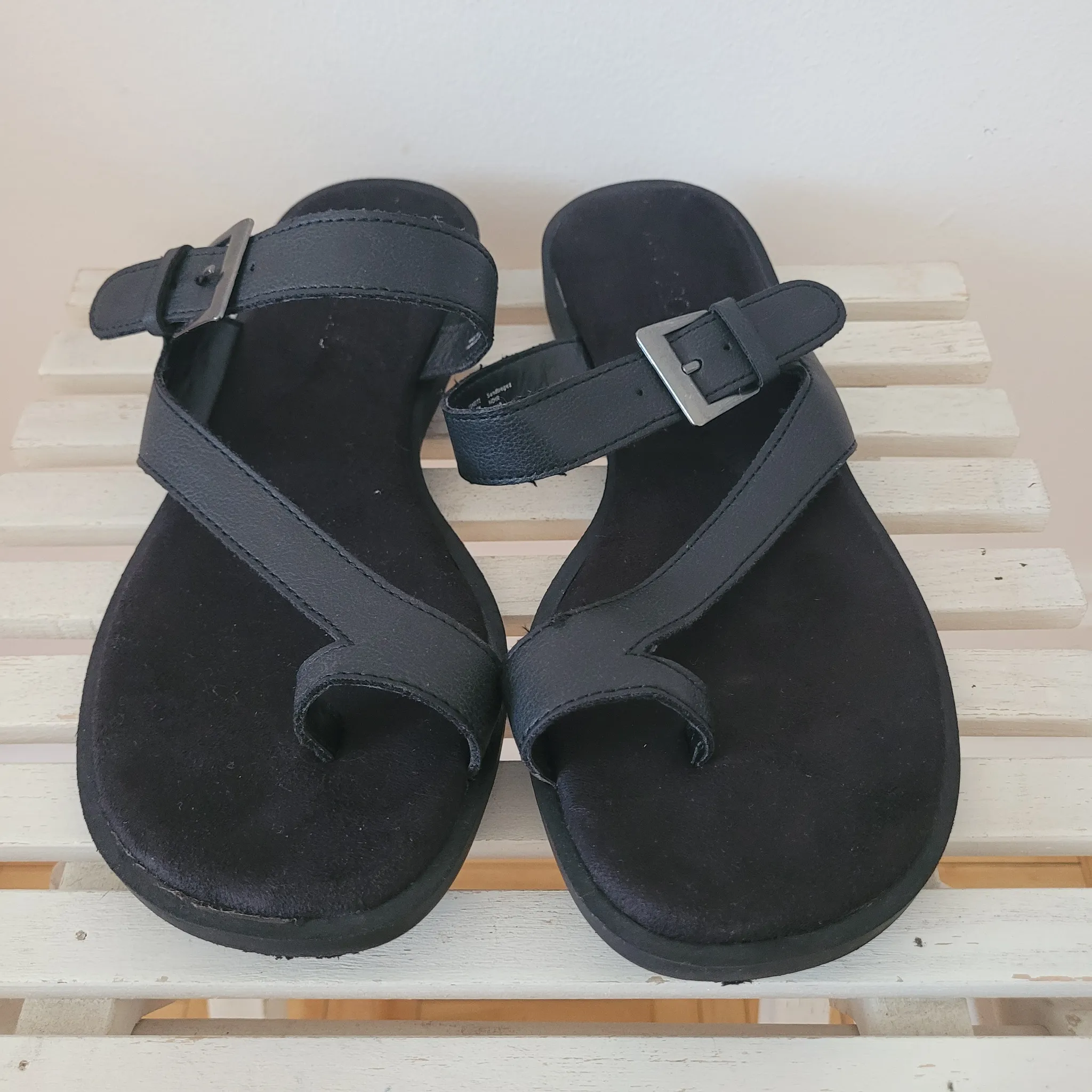 Black Leather Aerosoles Sandals-Size 7 (H3Z) photo 1