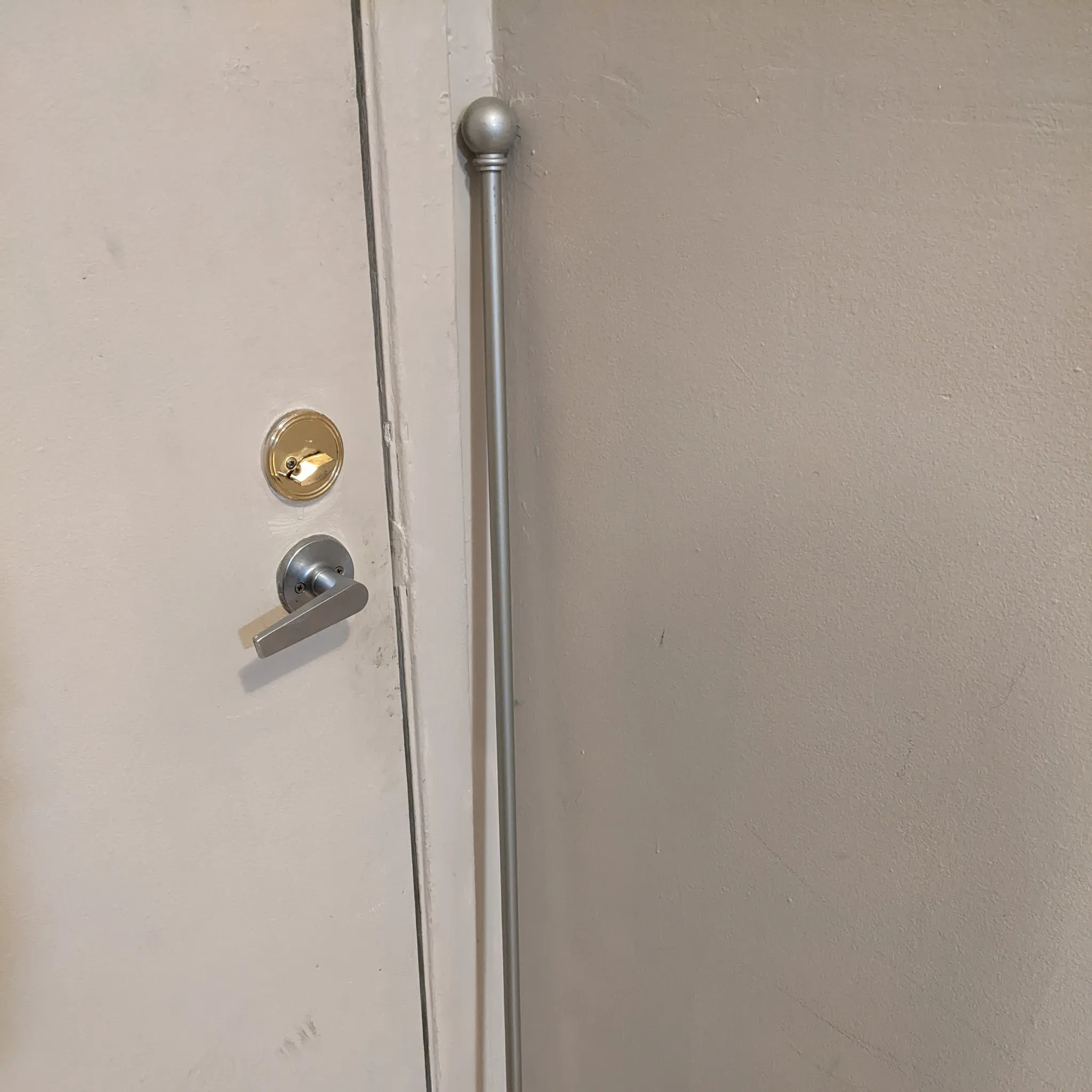 Curtain rod photo 1