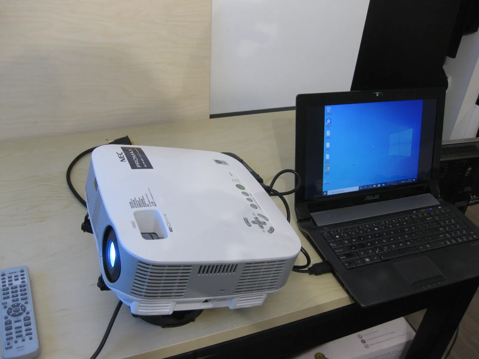 NEC NP905 3LCD 3000 Home Theater Professional Projector  photo 1