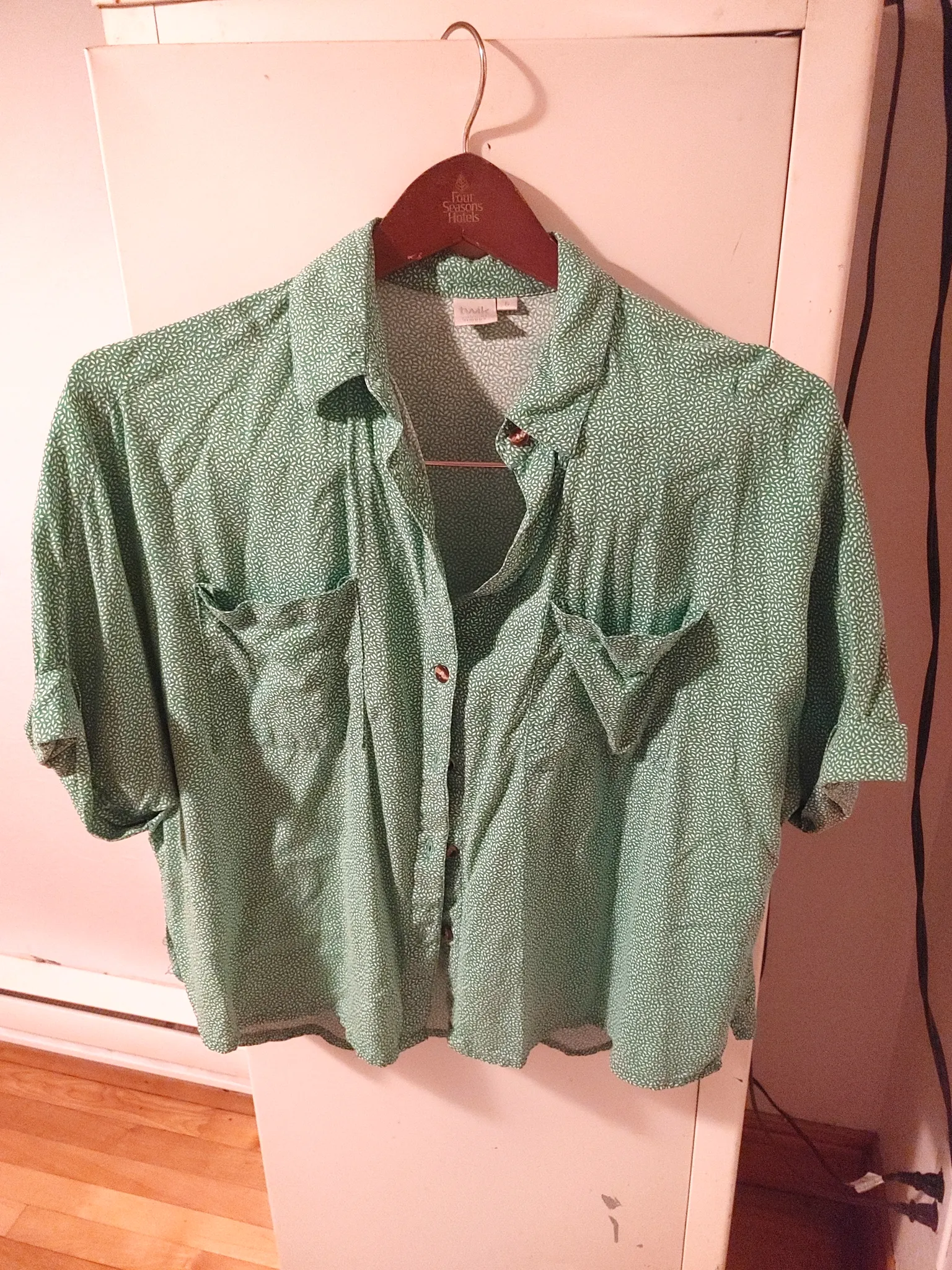 Green flowy shirt (S) photo 1