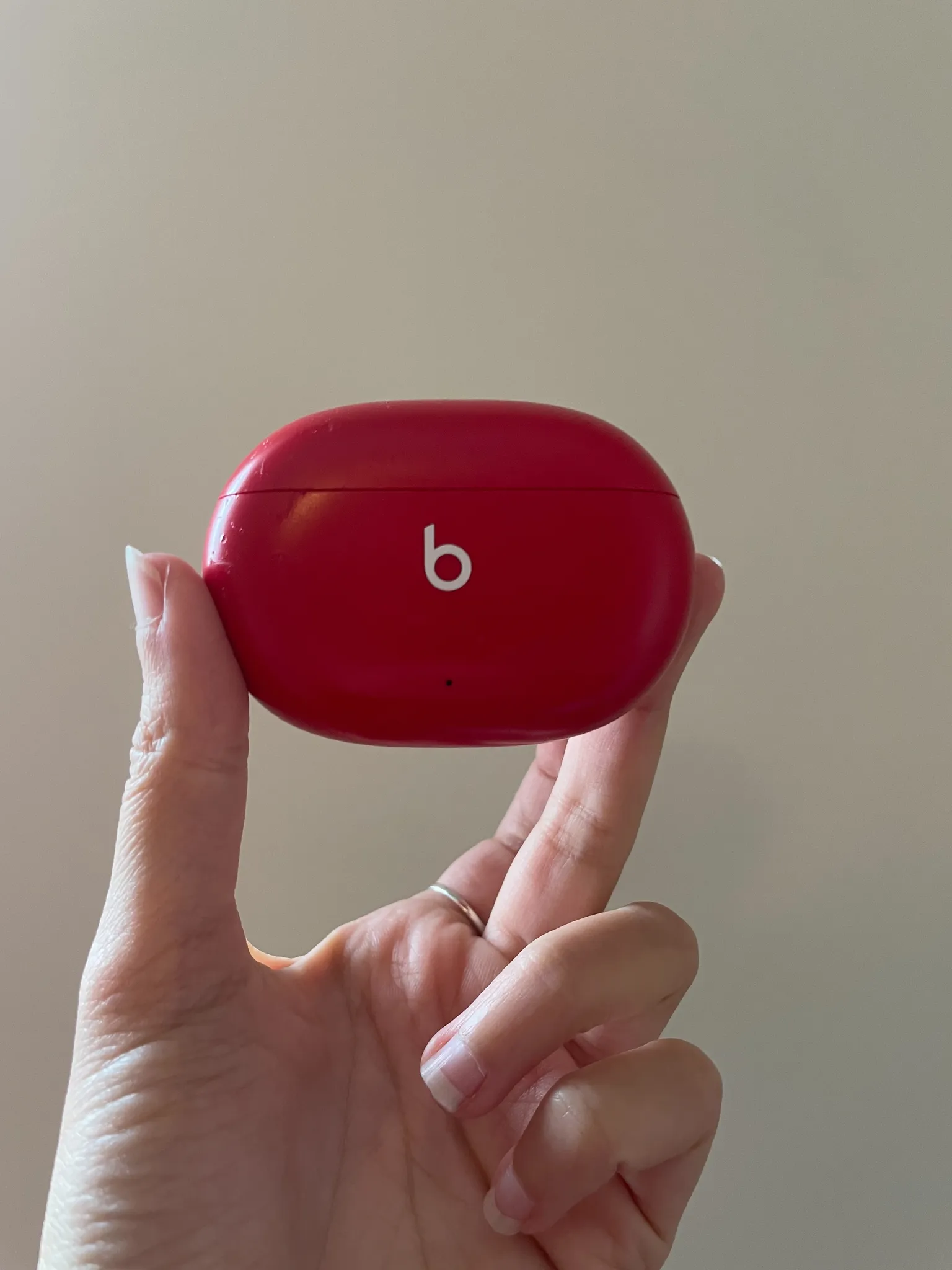 Beats charging case photo 1