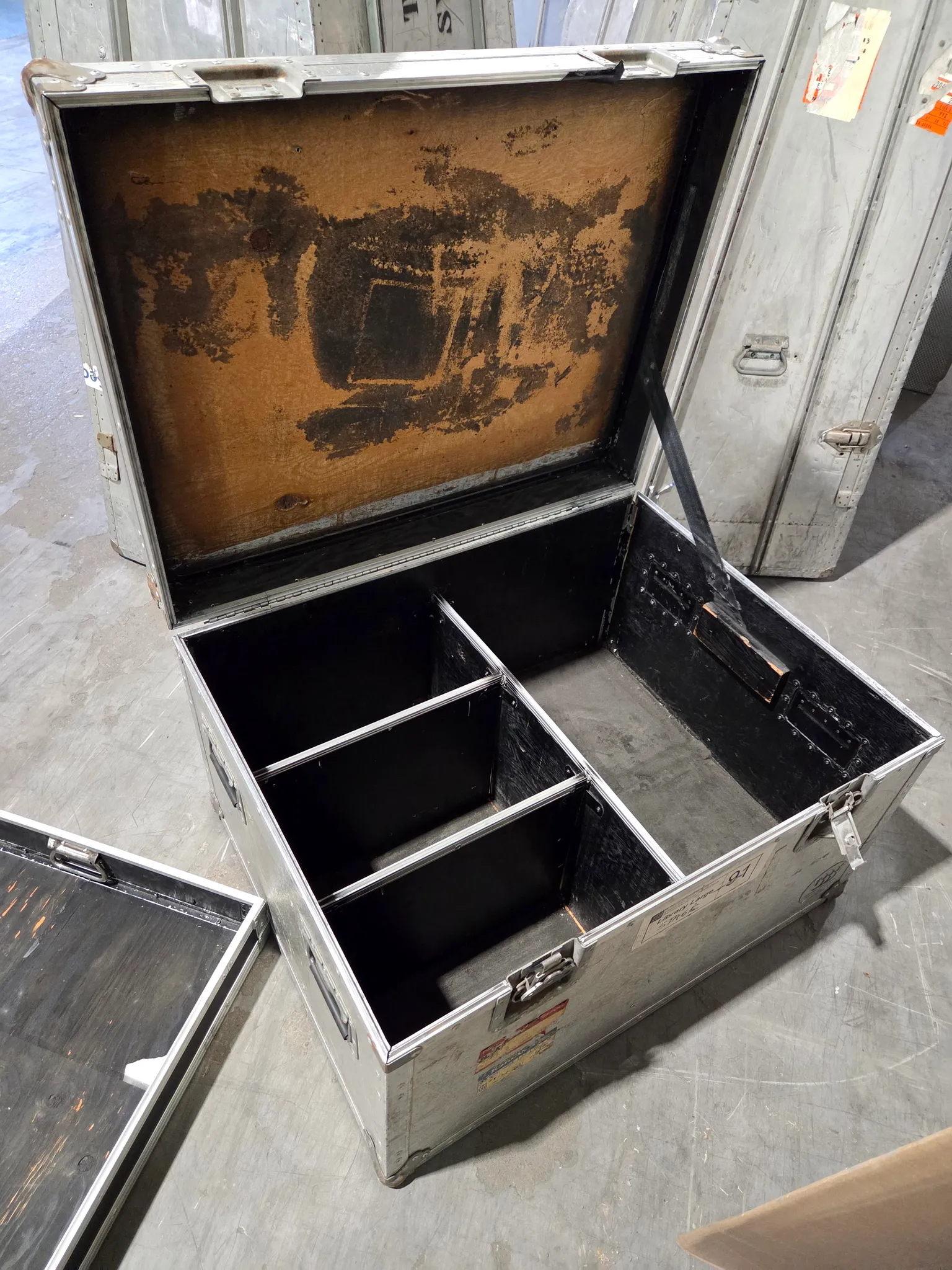 Metal crate with tray photo 1