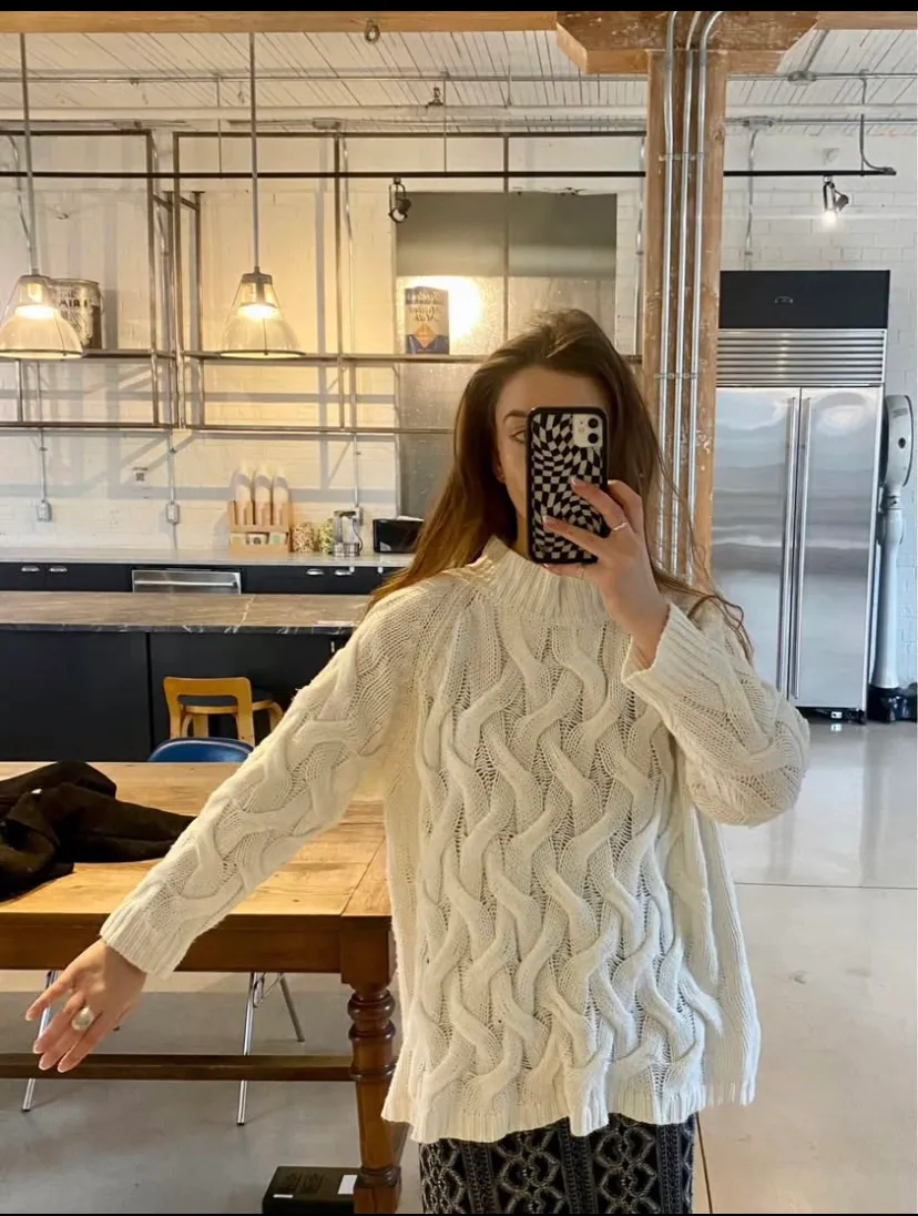 Hillary Macmillan sweater  photo 1