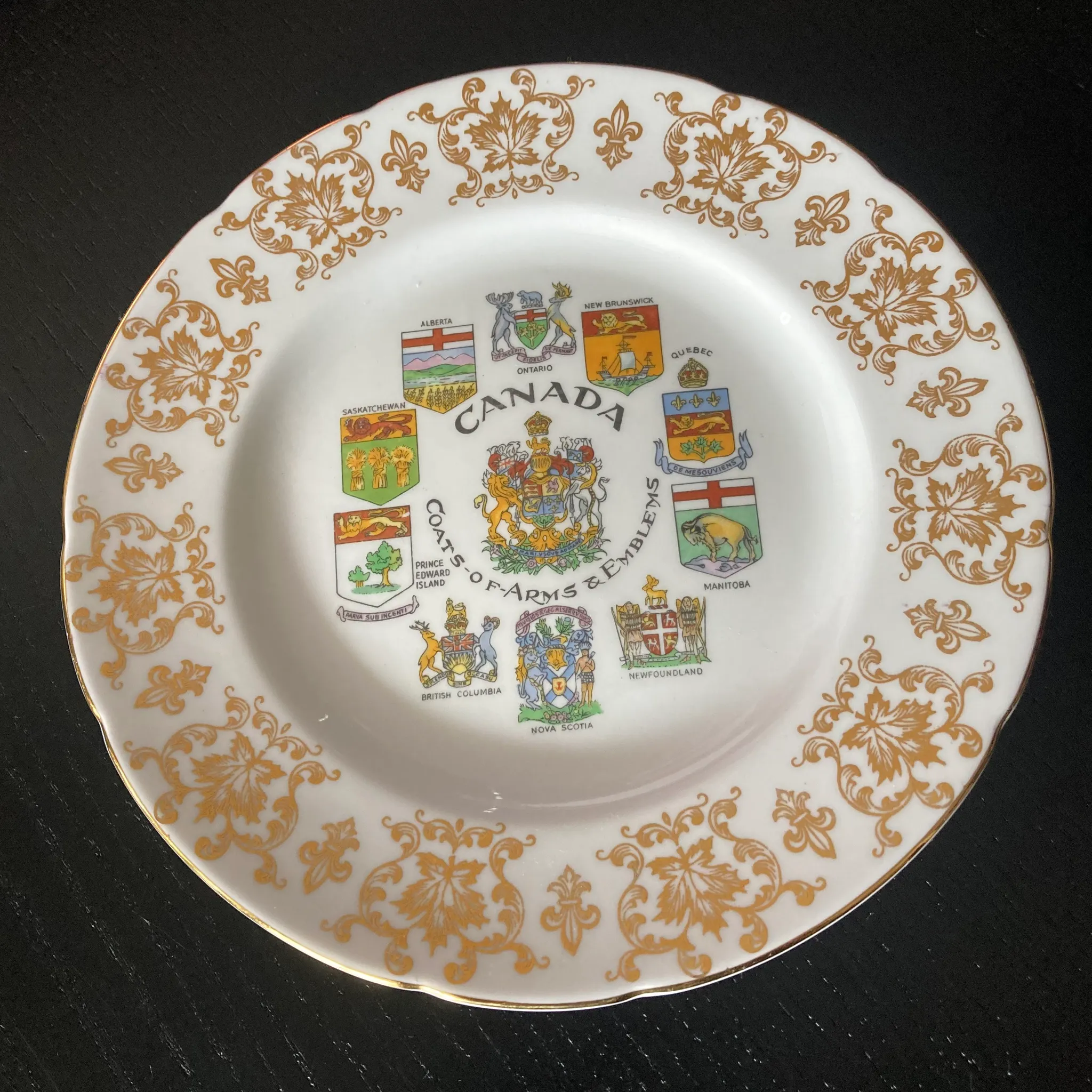 VINTAGE CANADA DECOR PLATE photo 1