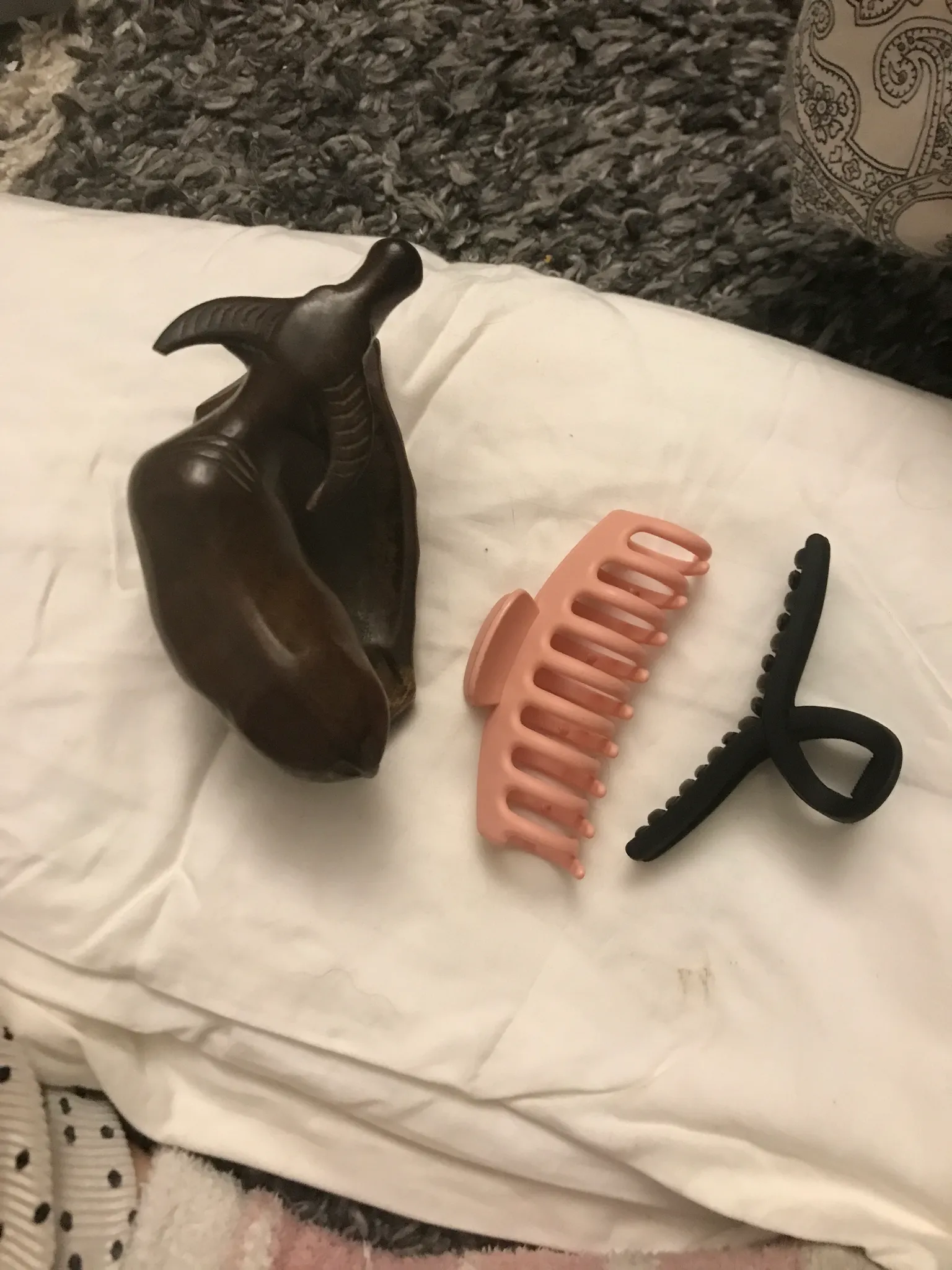 pince pour cheveu et sculpture photo 1