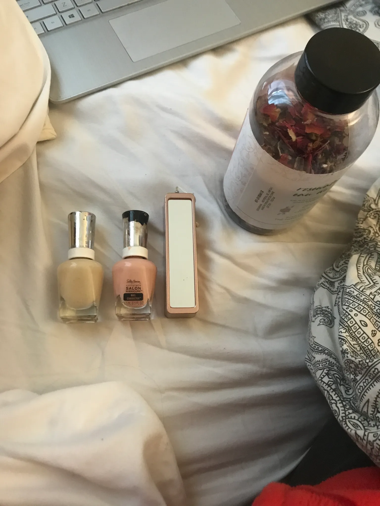 vernis à ongle, batterie portative, rose pétales photo 1