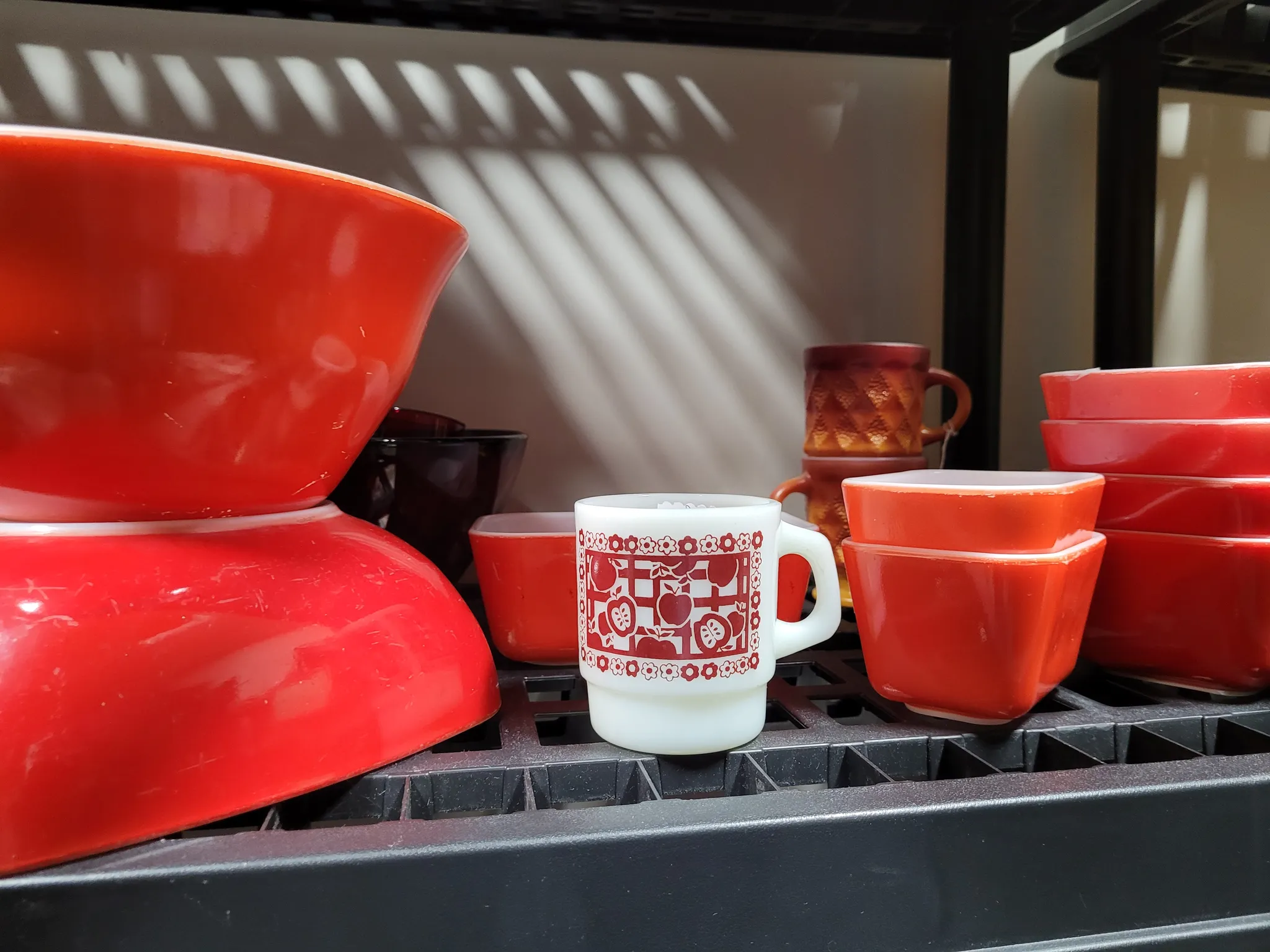 Red apple mug red pyrex photo 1