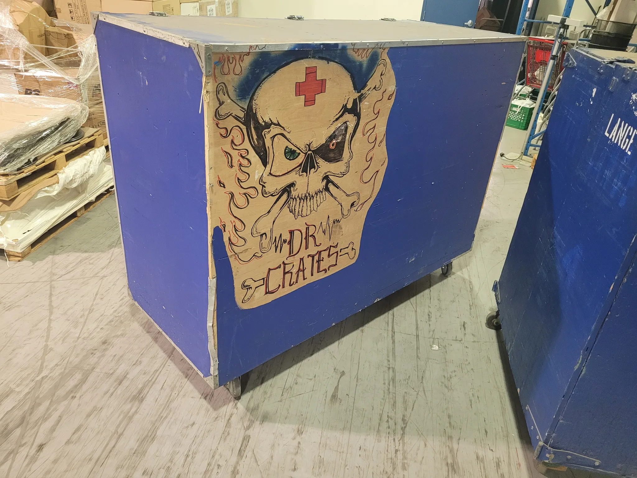 Rolling crate with drop down ramp door photo 1