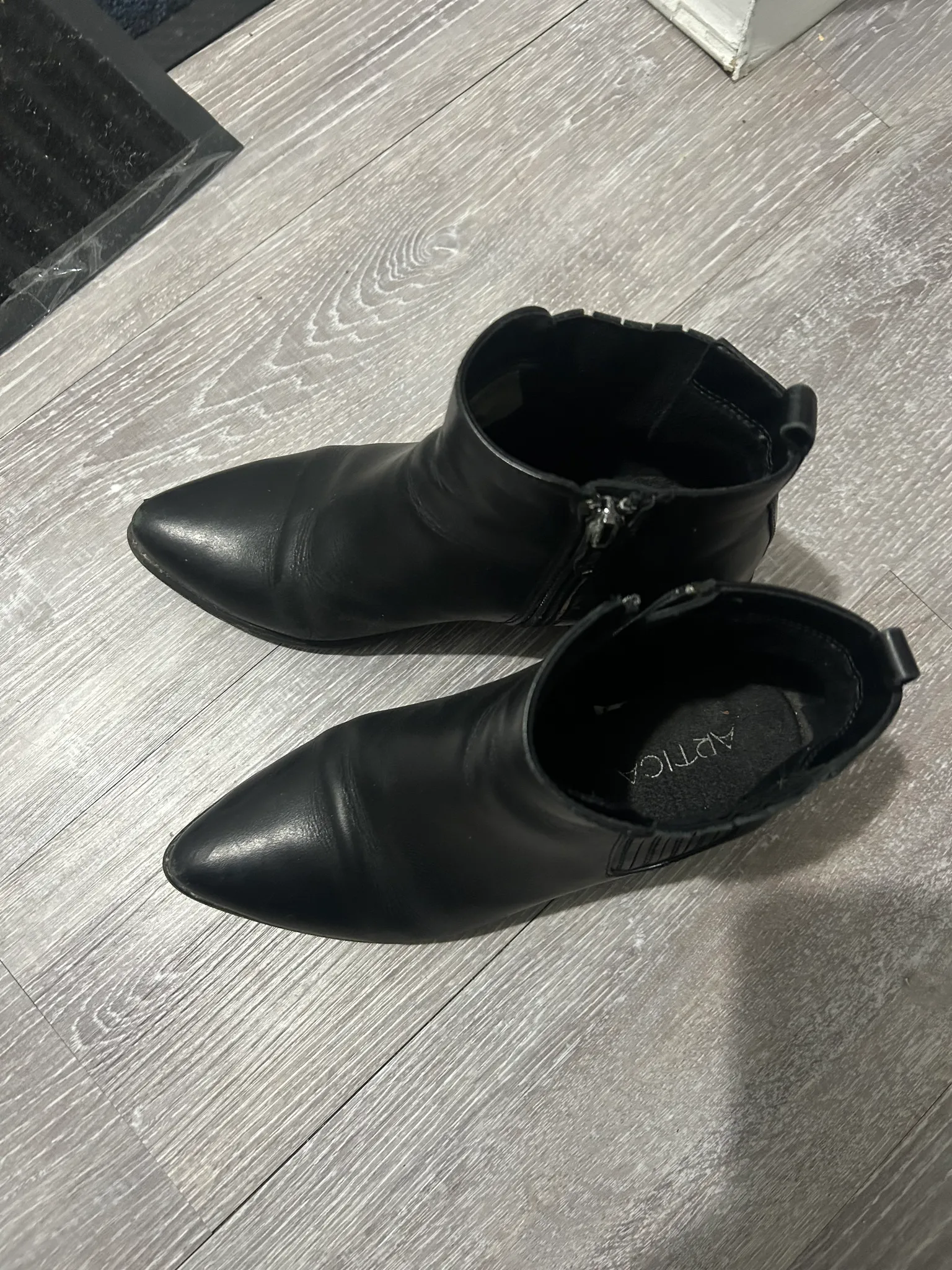 Size 6 boots  photo 1
