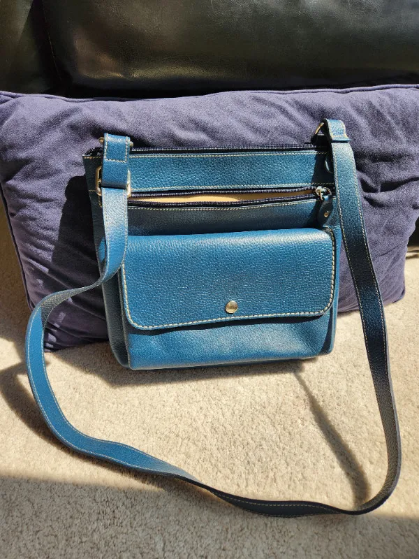 blue leather purse photo 1