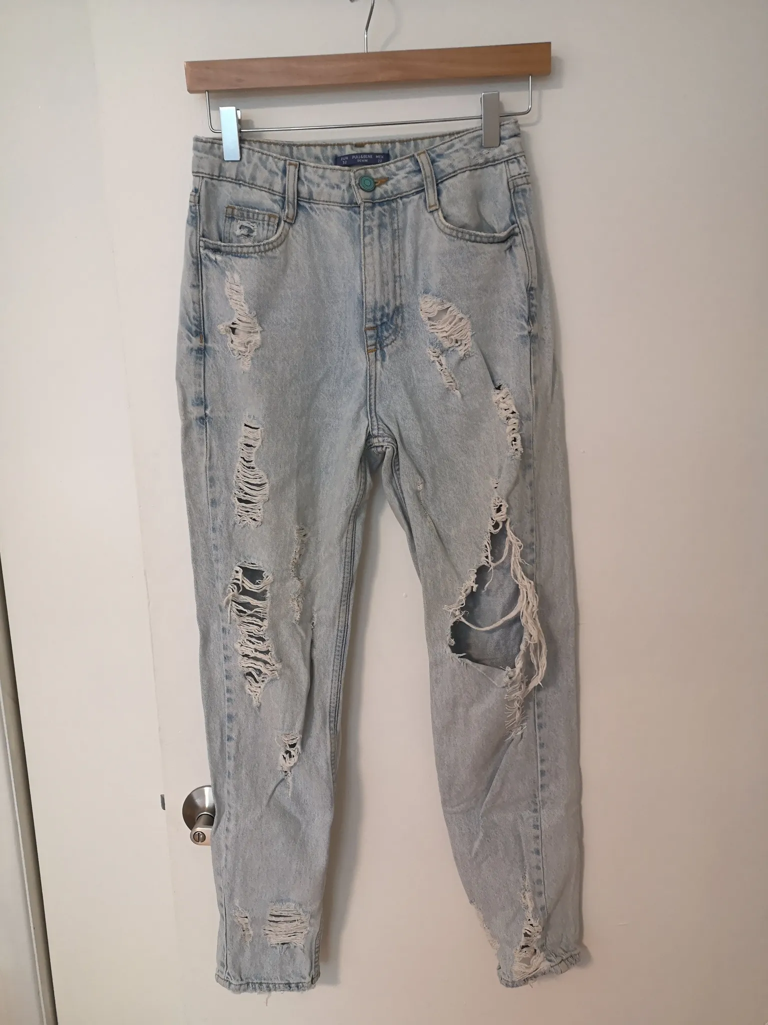 Light Blue Ripped Mom Jeans - Pull & Bear - size 22/32 photo 1