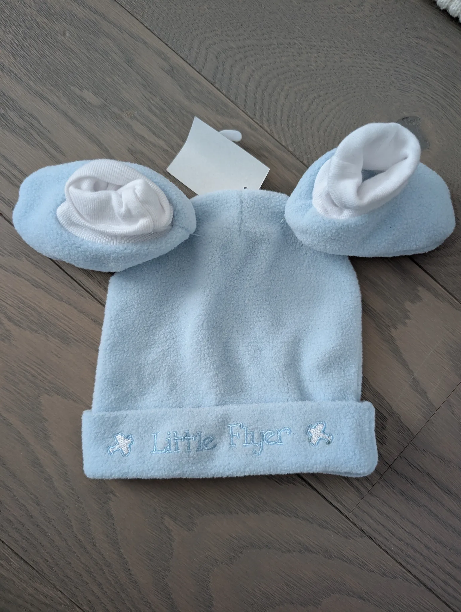 Baby hat and slippers photo 1