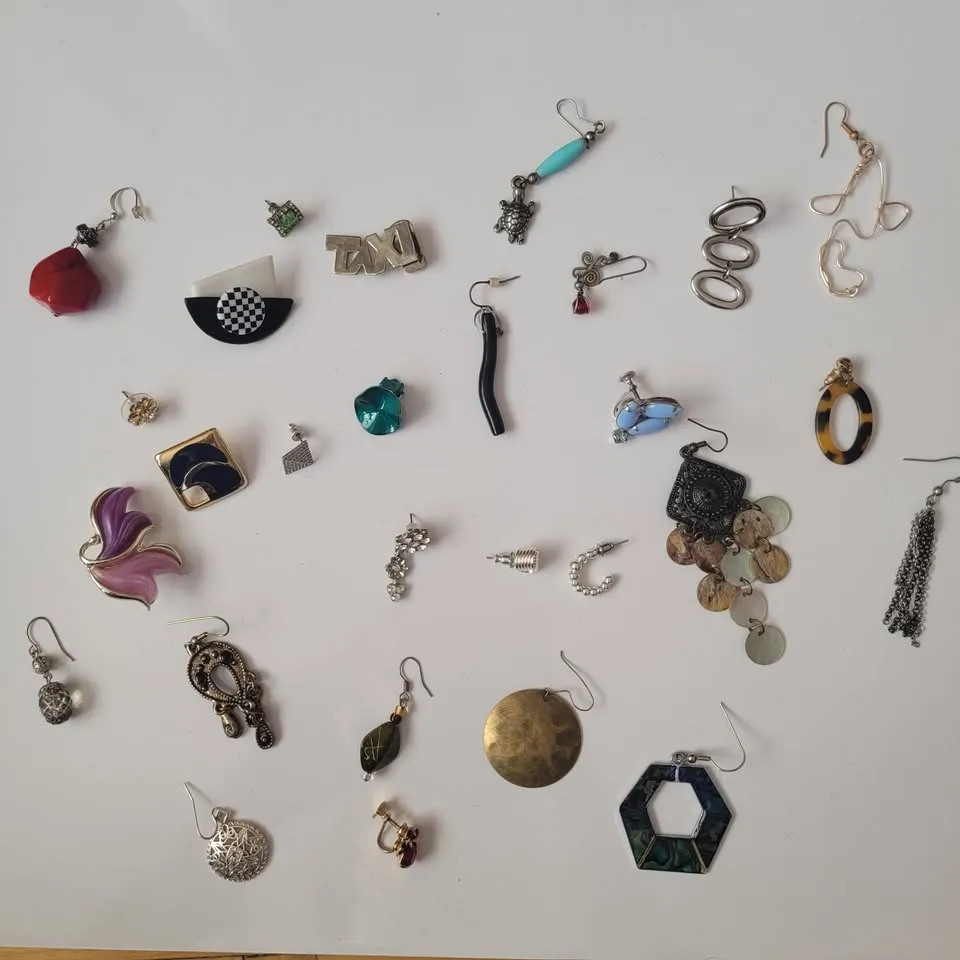 Costume Jewelry Single Earrings (H3Z) photo 1