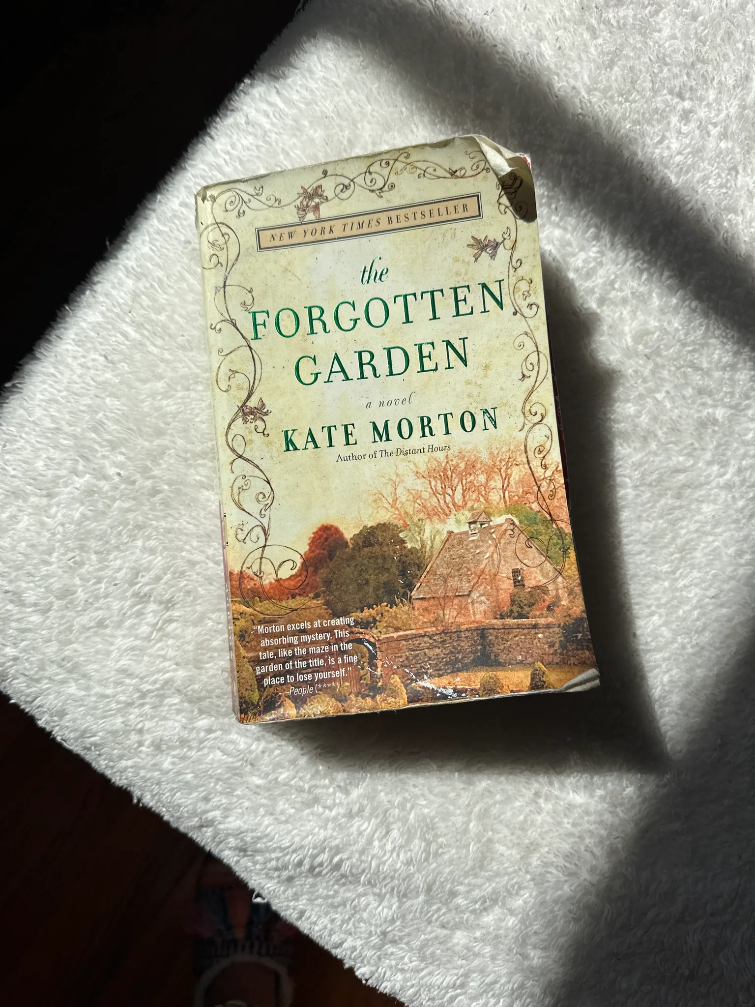 Fiction Book - The Forgotten Garden, by Kate Morton photo 1