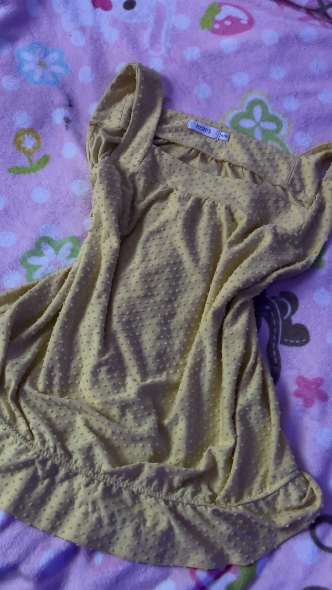 yellow top  photo 1