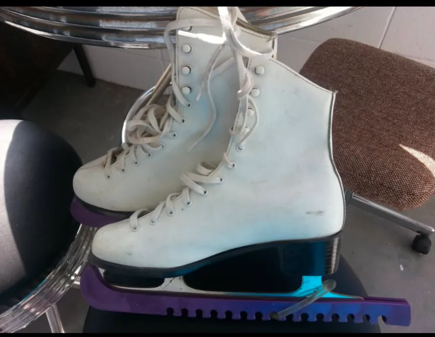 Women's figure ice skates size 7 (includes skate guards) photo 1