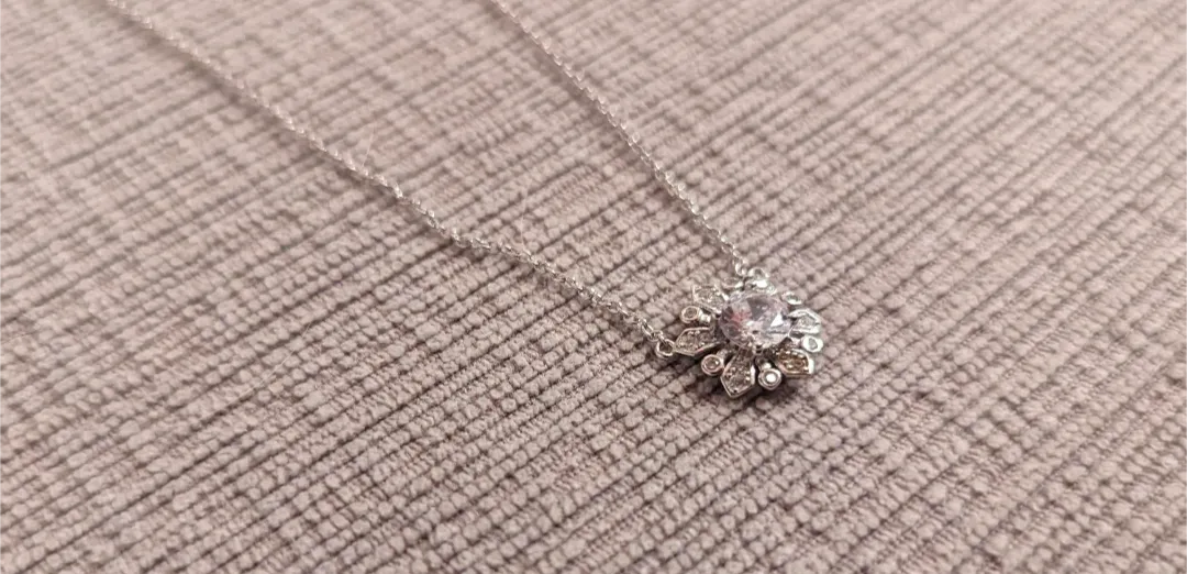 Brand New Silver Tone Flower Pendant Necklace photo 1