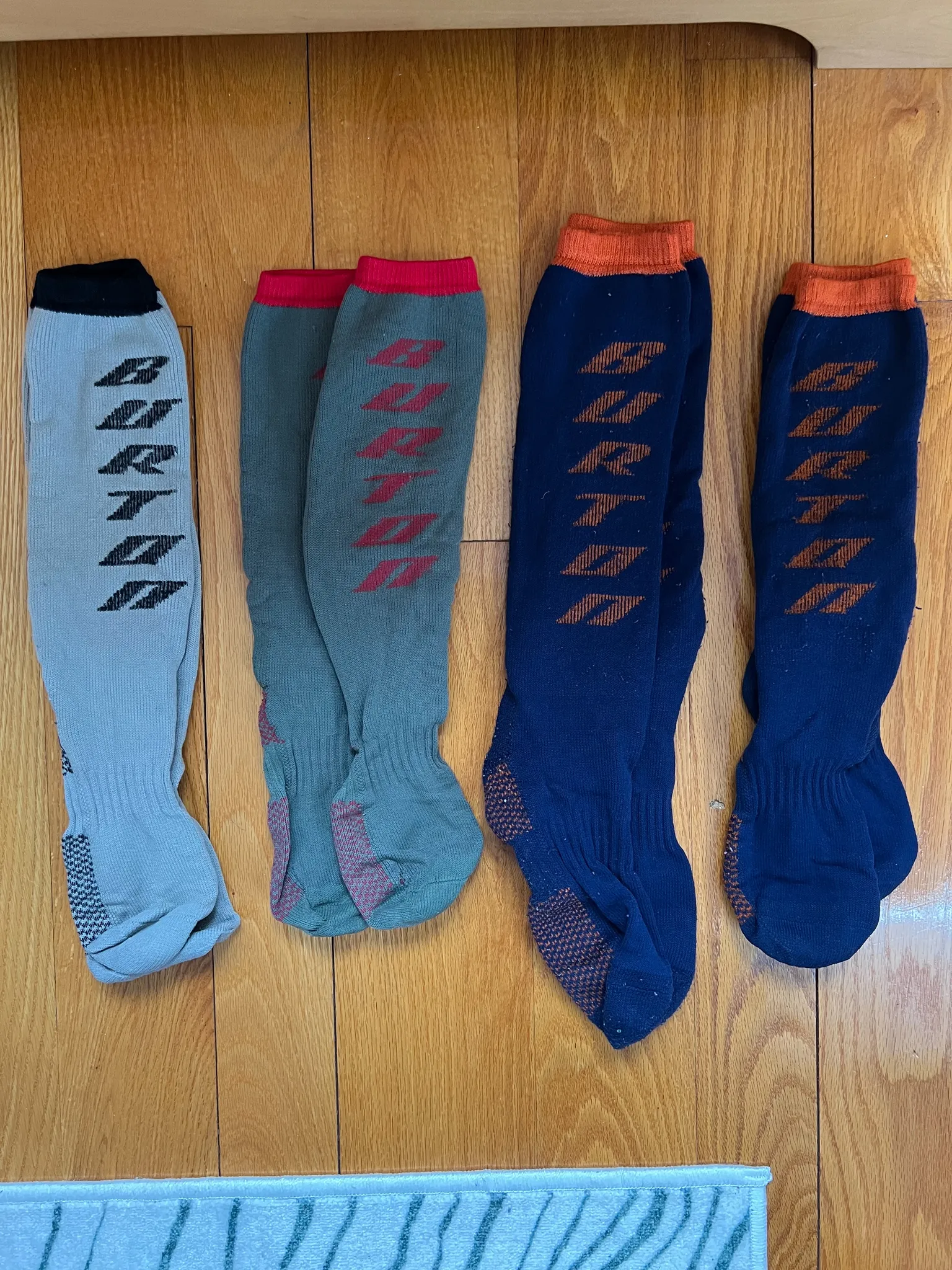 Burton Snowboard/ Ski Socks, Size S/M, 4 Pairs, GUC photo 1